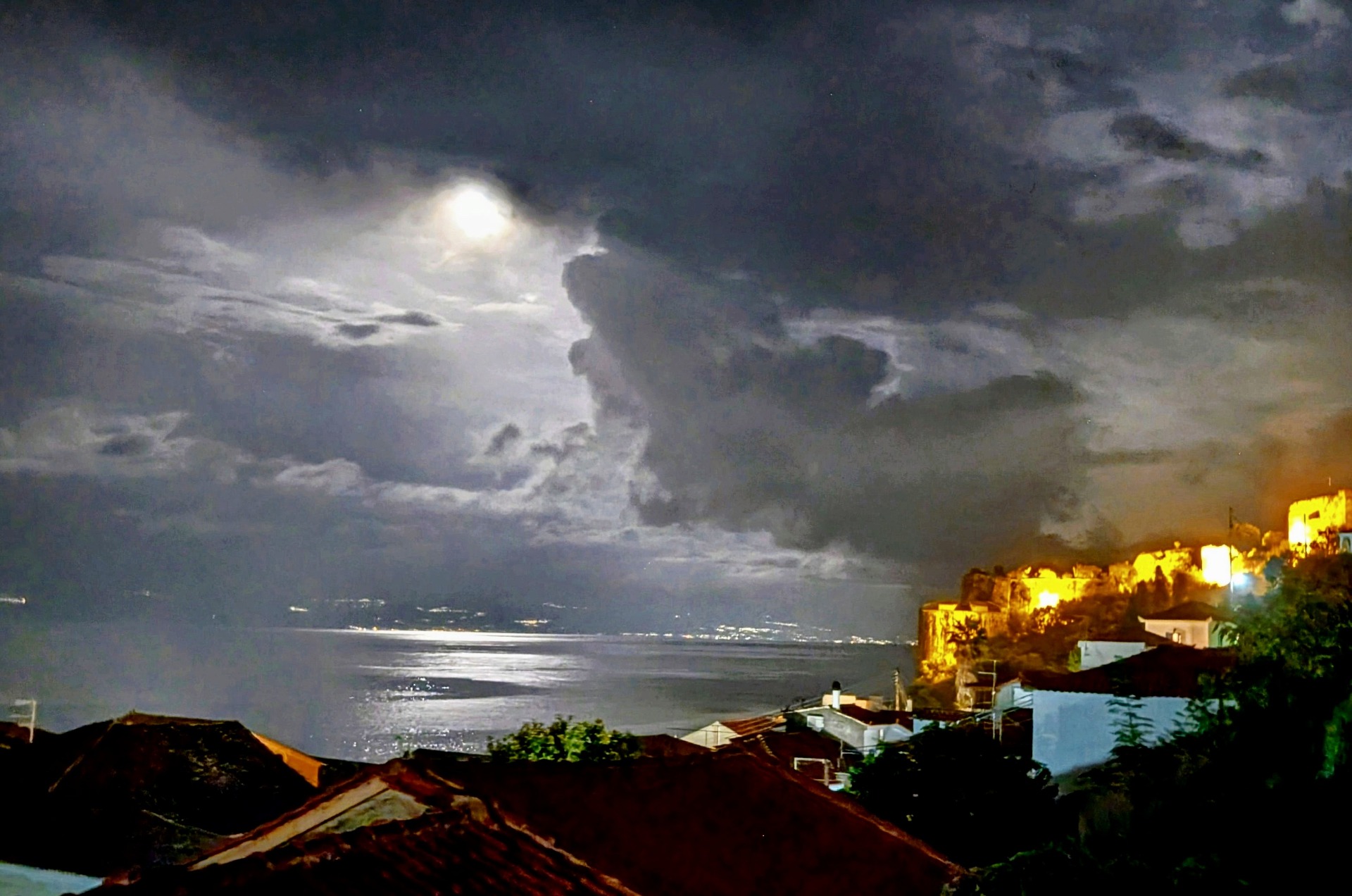 Månen är full och borgen tom. På medeltiden ekade borgen av klapprande hovar, åsnekärror och riddare i blanka rustningar.