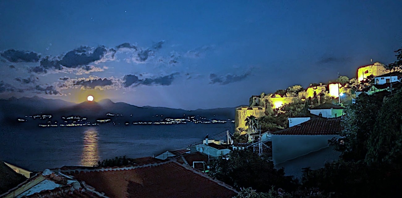 Vår utsikt mot borgen i månuppgång